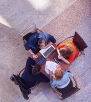 studentengruppe, die gemeinsam an einem schulprojekt arbeitet foto