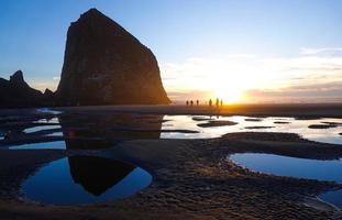 Sonnenuntergang am Heuhaufenfelsen in Cannon Beach, Oregon. foto