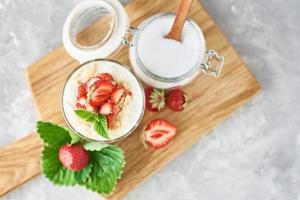 Müsli oder Joghurt mit Erdbeeren im Glas, foto