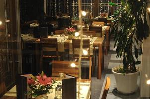 luxuriöses, modernes Indoor-Restaurant foto