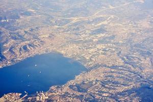 blick vom flugzeug, stadt in einem berg und küste foto