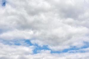 blauer Himmel mit weißen Wolken, abstrakter Hintergrund foto