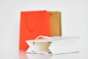 bunte Papiereinkaufstasche auf weißem Hintergrund foto