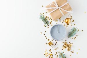 Weihnachtsdekoration mit Wecker und Geschenk auf weißem Hintergrund foto