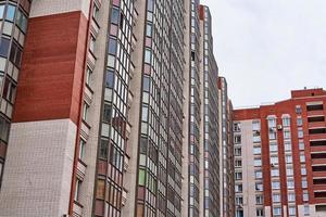 Ansicht des modernen Gebäudes in einer Stadtlandschaft foto