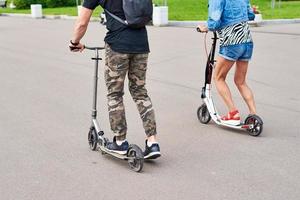 mann und frau fahren mit elektrorollern in der stadt foto