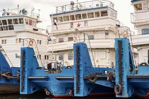 Nahaufnahme des Frachtschiffs im Hafen foto