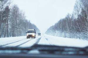 Rückansicht des Autos auf der Straße im verschneiten Winter foto