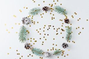 Weihnachtshintergrund aus Tannenzapfen und Tanne foto
