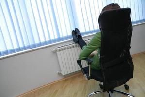 .Geschäftsfrau, die sich im Büro entspannt foto