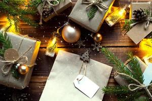 geschenkpaket für weihnachten und neujahr aus umweltfreundlichen materialien kraftpapier, lebende tannenzweige, zapfen, schnur. tags mit mock-up, natürliches dekor, handgemacht, diy. Platz kopieren. glatt, hintergrund