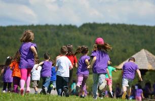 glückliche kindergruppe hat spaß in der natur foto