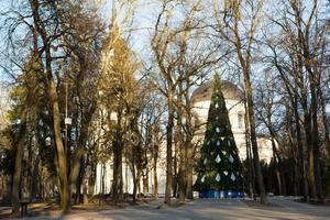 kaluga, russland-7. dezember 2020. vorbereitung auf den urlaub. die stadt ist die neujahrshauptstadt russlands. weihnachtsbaum, dekoration von attraktionen-alter torg, park, platz foto