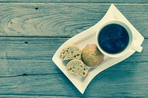 Bananenbecherkuchen mit Kaffeetasse, Filtereffekt. foto