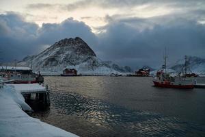 traditionelle norwegische Fischerhütten und Boote foto