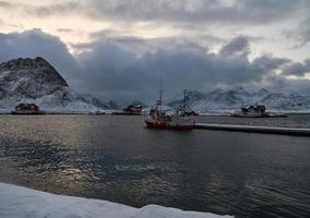 traditionelle norwegische Fischerhütten und Boote foto