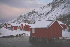 traditionelle norwegische Fischerhütten und Boote foto