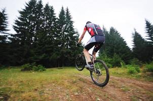 Mountainbike-Mann im Freien montieren foto