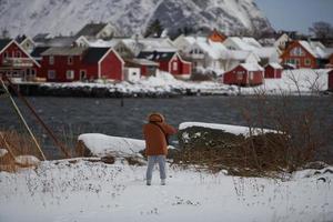 traditionelle norwegische Fischerhütten und Boote foto