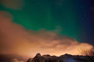 Aurora Borealis grüne Nordlichter über Bergen foto