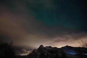 Aurora Borealis grüne Nordlichter über Bergen foto