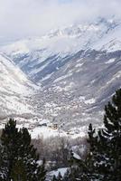 Luftbild auf das Zermatt-Tal und den Matterhorn-Gipfel foto