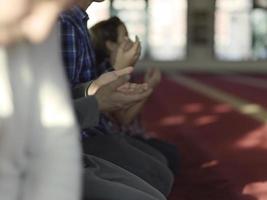 Muslime beten in der Moschee foto