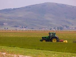 Mann fährt Traktor foto