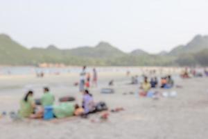 Viele Menschen am Strand, unscharfer Hintergrund foto