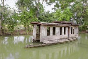 altes verlassenes Holzboot im Kanal foto