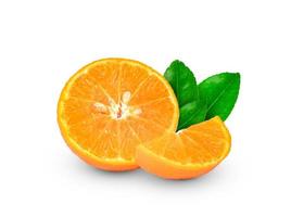 Orangenfrucht in Scheiben geschnitten mit Blättern isoliert auf weißem Hintergrund foto