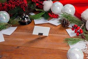 der Holztisch mit Weihnachtsschmuck