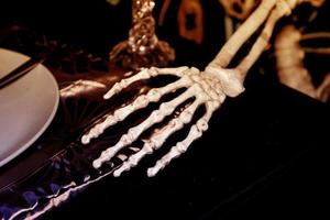 Handknochen auf Geschirr, Halloween-Tag foto