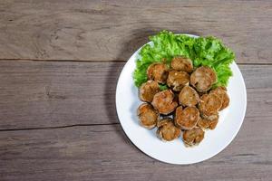 Frittierte Krabbenfleischrolle oder Hoi Jo auf Holzhintergrund foto