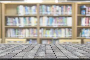 Steintisch mit Bibliotheksunschärfehintergrund foto