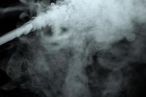 abstraktes Pulver oder Rauch isoliert auf schwarzem Hintergrund, unscharf foto