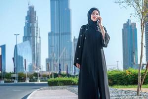 Frauen im Geschäft in Dubai. arabische Geschäftsfrauen im Hijab sprechen