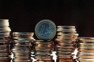 Stapel von Münzen Konzept Dollar Euro Dollar Wechselkurs Wirtschaftlichkeit foto