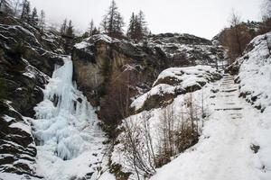 die Lillaz-Wasserfälle im Aostatal von Cogne während der Wintersaison foto
