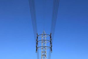 elektrischer Hochspannungsmast mit blauem Himmel foto