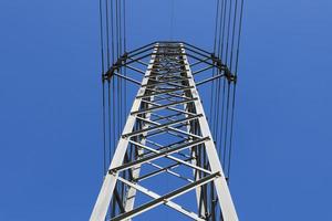 elektrischer Hochspannungsmast mit blauem Himmel foto