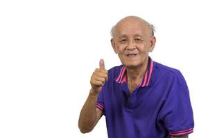 Senior Mann asiatischen Porträt Daumen hoch glücklich Geste weißen Hintergrund. foto