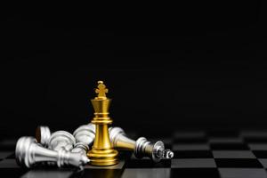 Schachspiel Gold und Silber auf schwarzem Hintergrund. foto