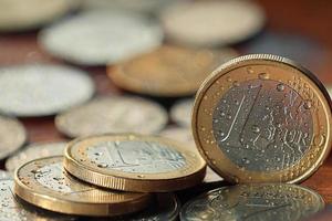 Stapel von Münzen Konzept Dollar Euro Dollar Wechselkurs Wirtschaftlichkeit foto