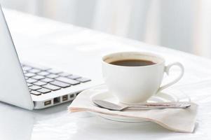 Kaffeetasse und Laptop für Unternehmen foto