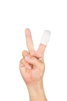 Hand zeigt das Zeichen des Sieges mit Bandage isoliert auf weißem Hintergrund, Beschneidungspfad foto