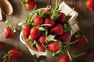 rohe Bio-Erdbeeren mit langem Stiel foto