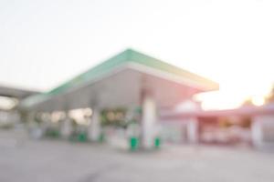 morgendliche Tankstelle, unscharfer Hintergrund foto