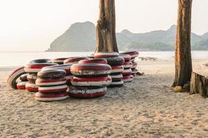 Schwimmring am Strand in Thailand foto