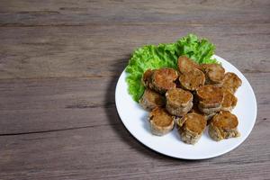 Frittierte Krabbenfleischrolle oder Hoi Jo auf Holzhintergrund foto